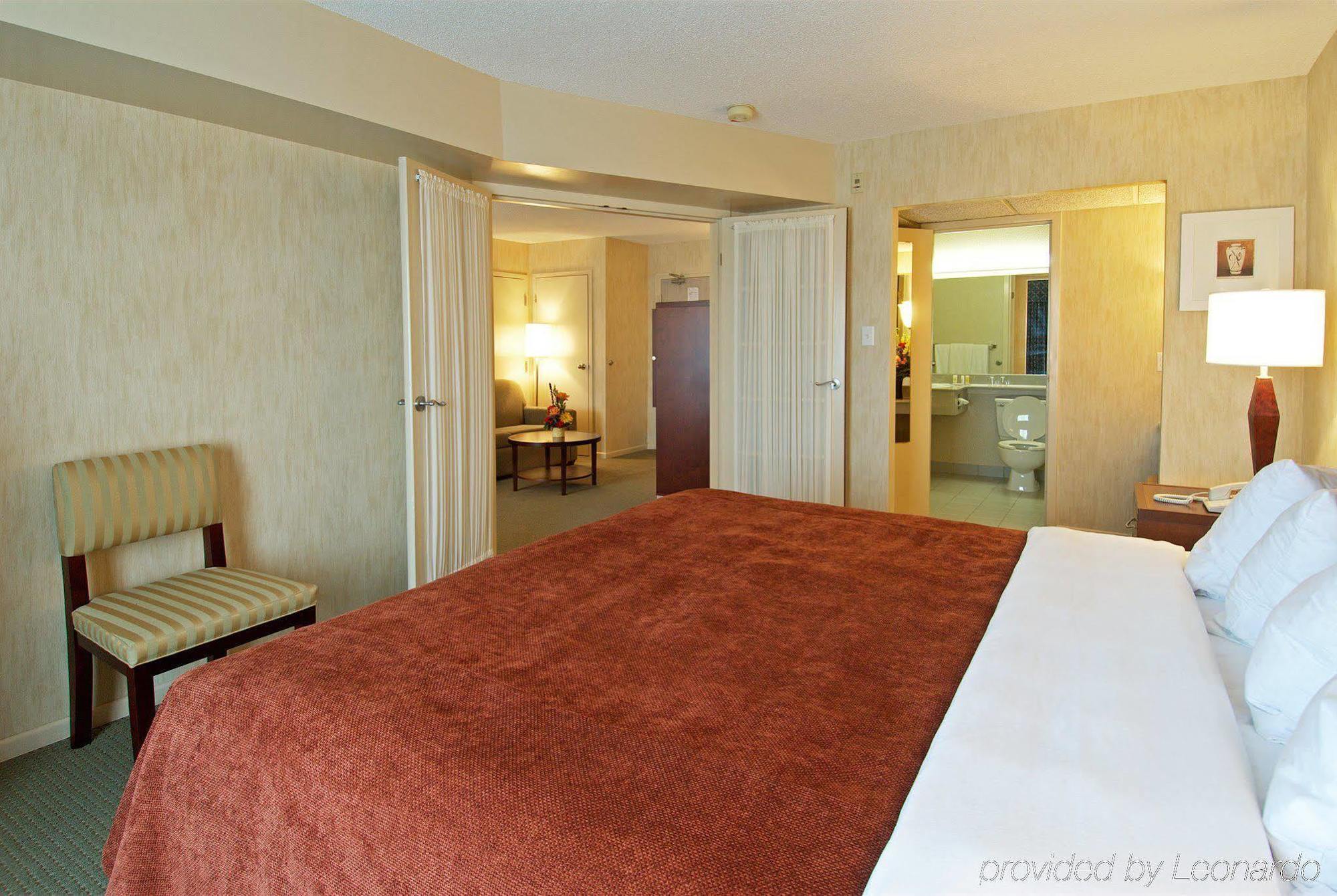 Quality Suites Whitby Room photo